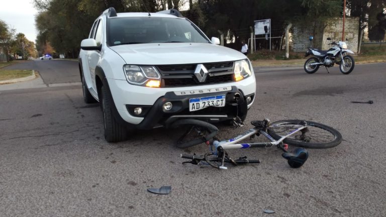 Una estudiante fue trasladada al hospital tras el choque entre una camioneta y una bicicleta
