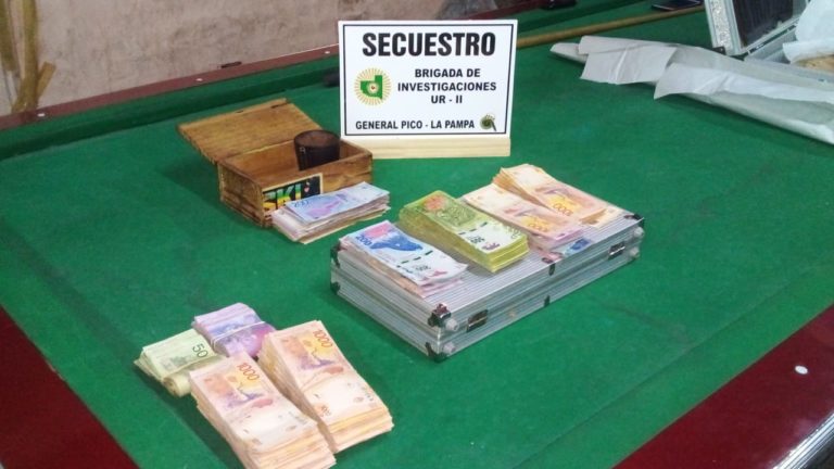 Importante allanamiento por “juego clandestino” en Intendente Alvear: Notificaron a 34 personas, secuestraron casi $ 2 millones de pesos, cheques, dólares y dos autos
