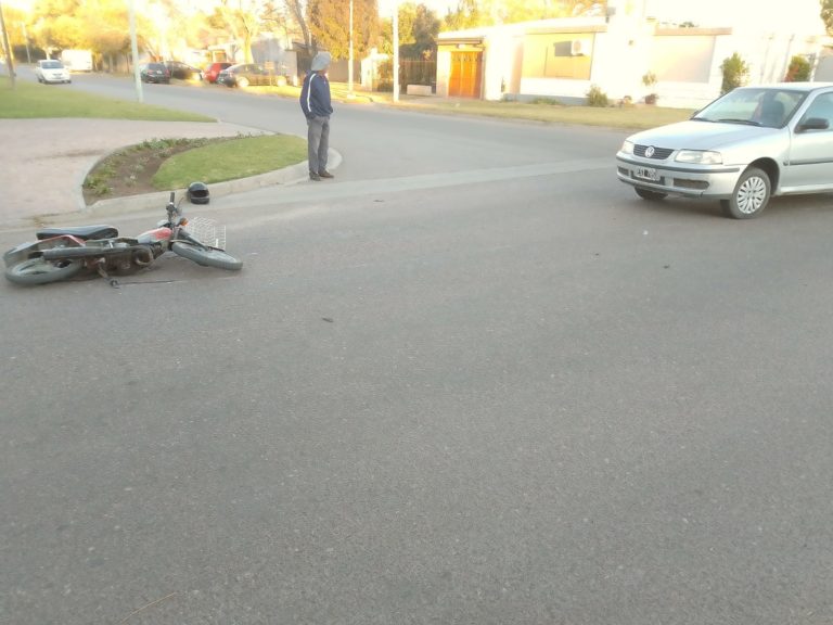 Una mujer resultó con fractura en una mano tras el choque entre un auto y moto