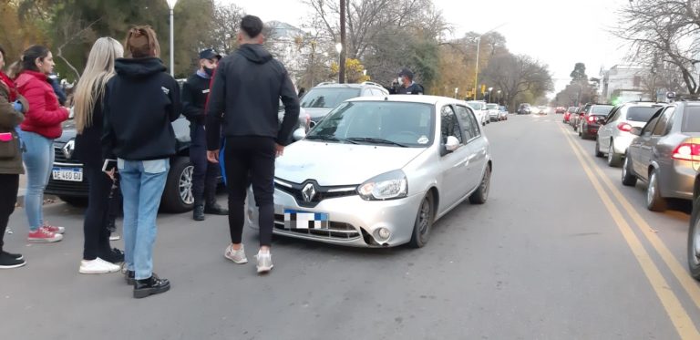 El conductor de un auto atropelló a una menor en el centro y él mismo la trasladó a la Clínica