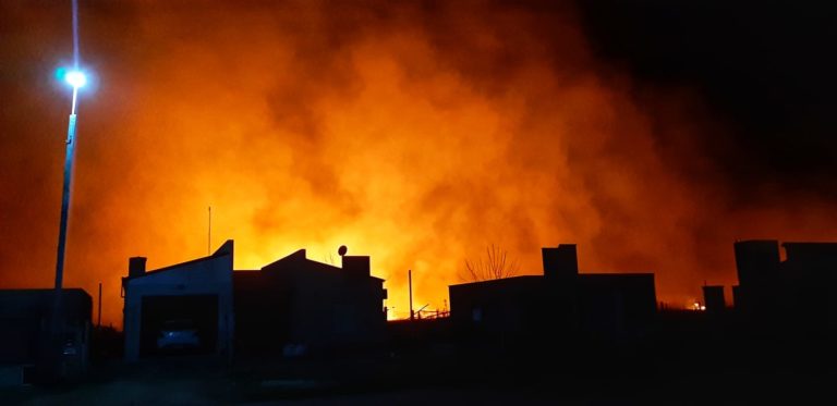 General Pico: impresionante incendio llevó más de 6 horas de trabajo para controlarlo