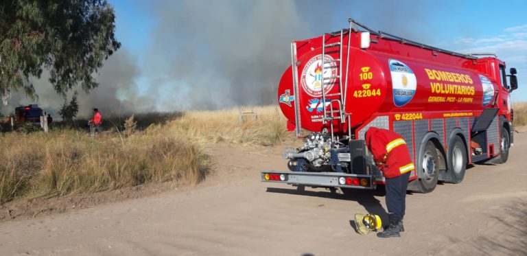 Incendio de pastizales de gran magnitud en la zona sur de General Pico