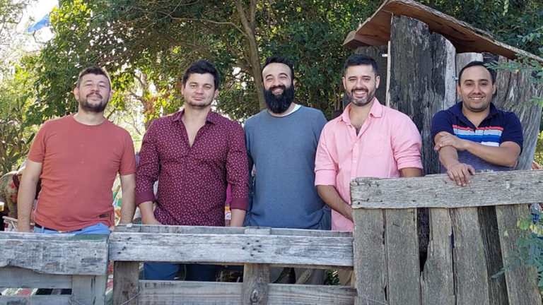 Se estrena “Pialando Recuerdos”, el videoclip  de “La Chispa” que fue grabado en Monte Nievas: “Somos músicos amigos desde hace mucho tiempo”