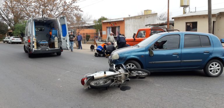 Un motociclista hospitalizado tras impactar contra un auto en calle 40