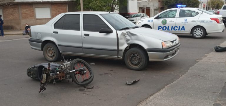 Un joven de 18 años iba en moto, chocó fuertemente contra un auto y fue hospitalizado