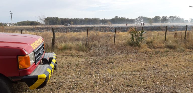 Bomberos voluntarios trabajan para sofocar dos incendios de pastizales en General Pico