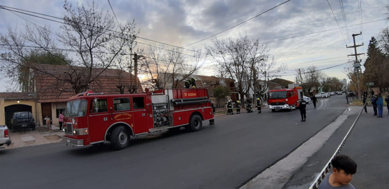 Dos dotaciones de Bomberos sofocaron importante incendio ocurrido en una vivienda de barrio Universitario: “Todavía no podemos corroborar la magnitud de los daños”