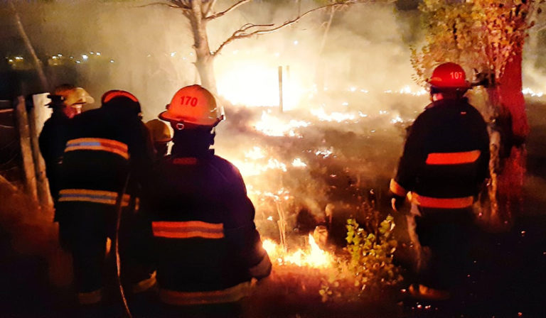 Bomberos continúan con intenso trabajo: Esta vez para sofocar nuevos incendios de pastizales en barrio Federal
