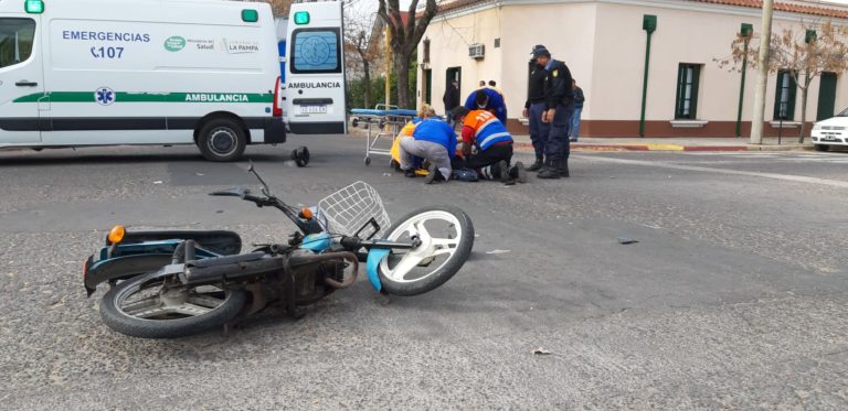 Una mujer hospitalizada tras chocar una moto y un auto