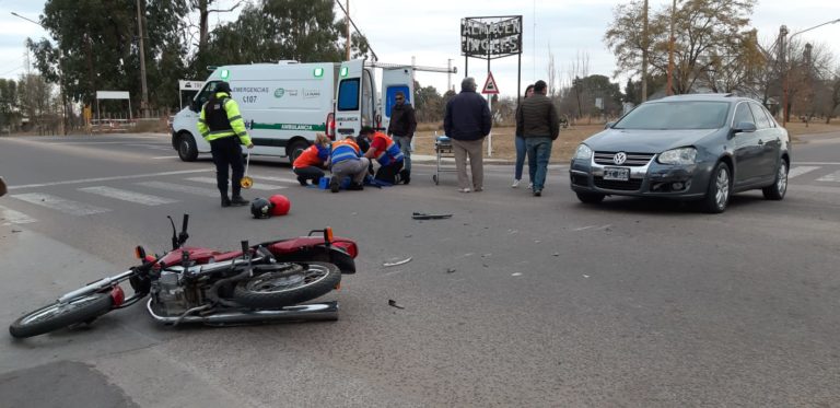Motociclista lesionada tras colisionar con un auto en 40 y 19