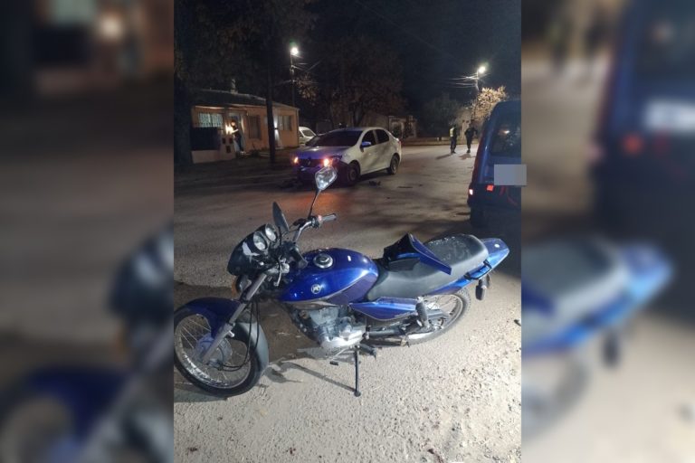 A los cinco accidentes del día de ayer se sumó un más en la madrugada que involucra a móvil policial y dos adolescentes que circulaban en moto