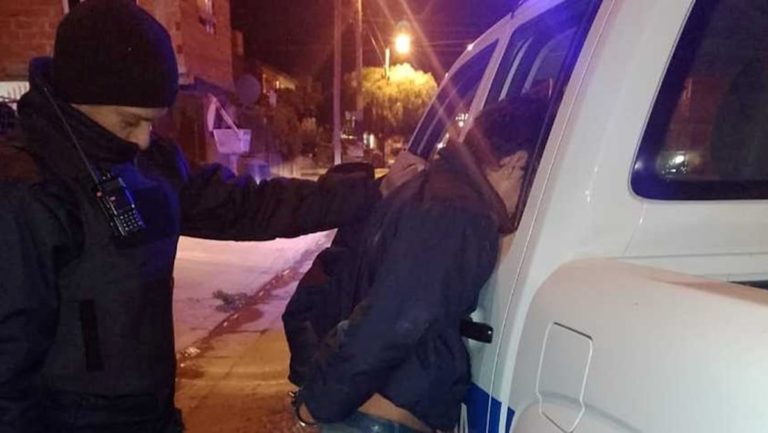 Comodoro Rivadavia: le apuntó en la cabeza a una joven para robarle, la víctima lloró y el ladrón la abrazó; fue detenido