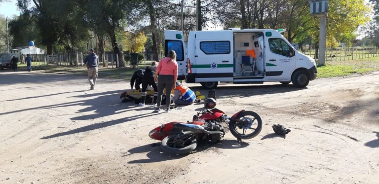 Grave accidente: hospitalizan a motociclista con heridas en el rostro y en un brazo
