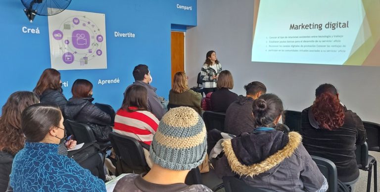 Empezó el curso de marketing digital en barrio Rucci: Para un cupo de 45, se inscribieron unas 360 personas