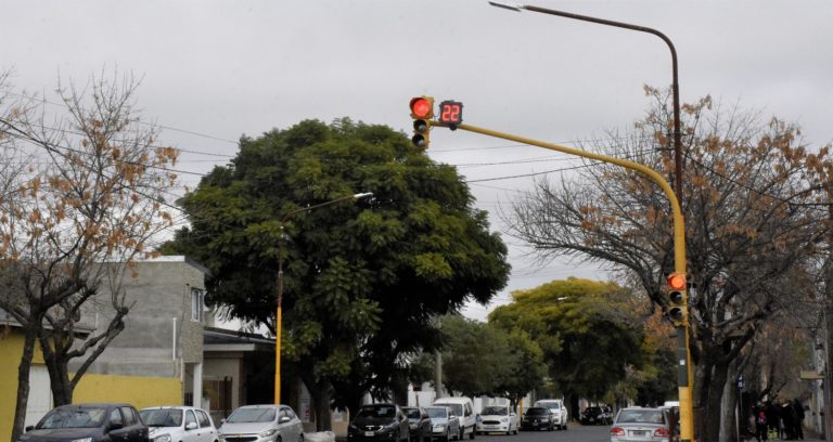 Colocaron un decrementador en el semáforo de calle 33 y 24, y balizamiento en el paso a nivel de Circunvalación entre 19 y 21