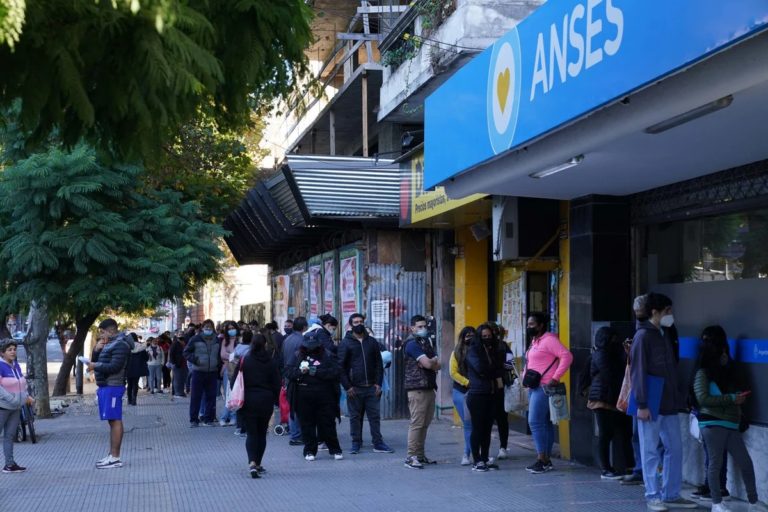 Bono de Anses: quiénes comenzarán a cobrar mañana jueves la primera cuota de $ 9.000