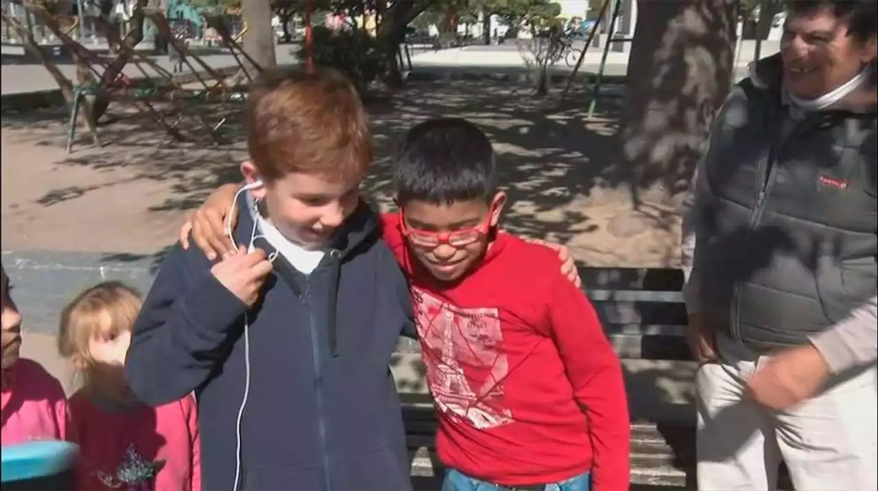 Córdoba: un nene de 9 años lanzó una campaña para conseguirle unos anteojos nuevos a su amigo y lo logró