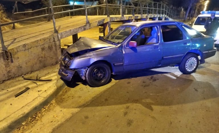 General Pico: chocó contra un puente peatonal en la madrugada