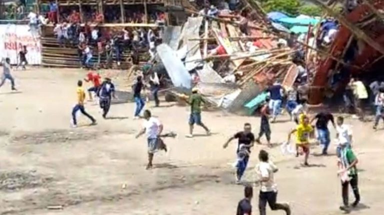Video: se derrumbó una tribuna en una plaza de toros en Colombia y murieron 6 personas