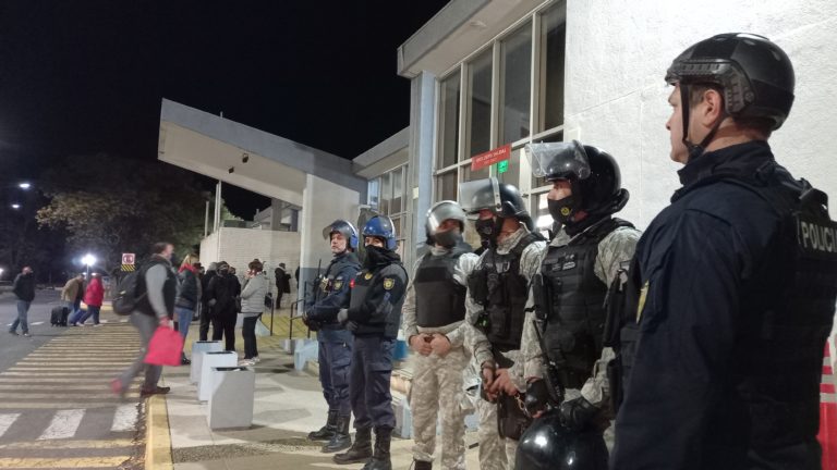 Dijo en chiste que llevaba una bomba y paralizó al aeropuerto de Santa Rosa