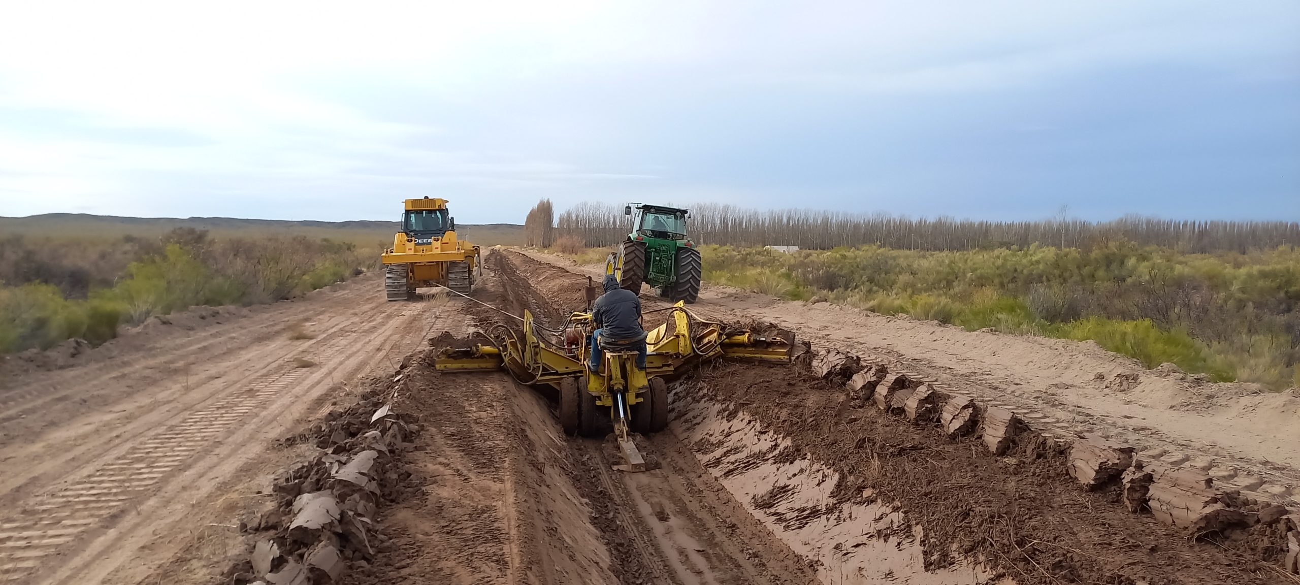 Realizan trabajos en la zona bajo riego del Sauzal, 25 de Mayo y Colonia Chica
