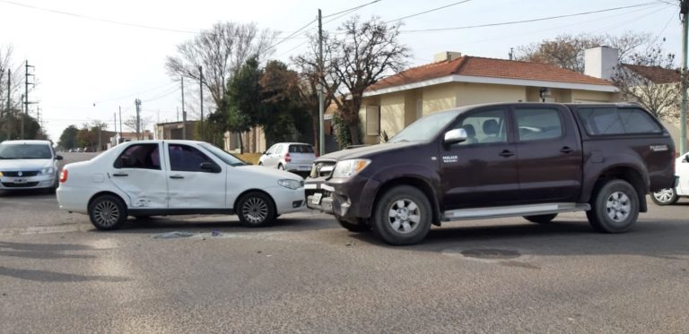 Choque entre auto y camioneta dejó abollones y chapas rotas