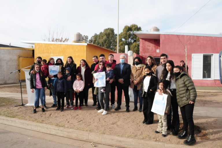 Viviendas sociales: tres familias de Dorila recibieron las llaves de su casa