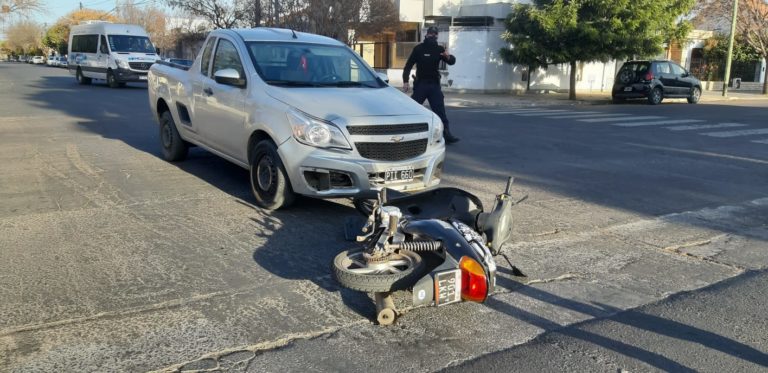 Tras colisión trasladan una mamá y su hijo al hospital local