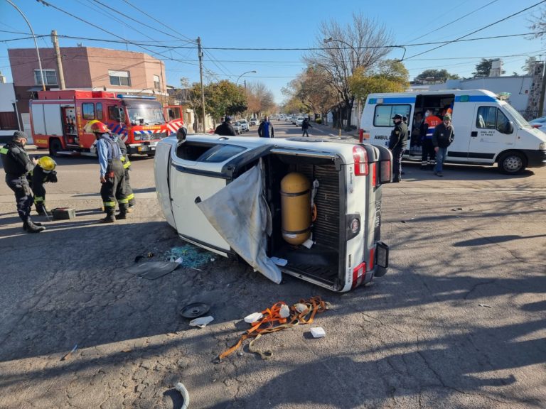 Choque y vuelco a escasas cuadras del centro piquense dejó una persona hospitalizada