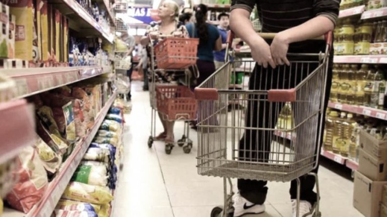 Una familia necesita $ 100.000 por mes para no caer debajo de la línea de la pobreza