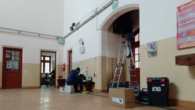 Instalan nuevos equipamientos para optimizar la conectividad en las escuelas