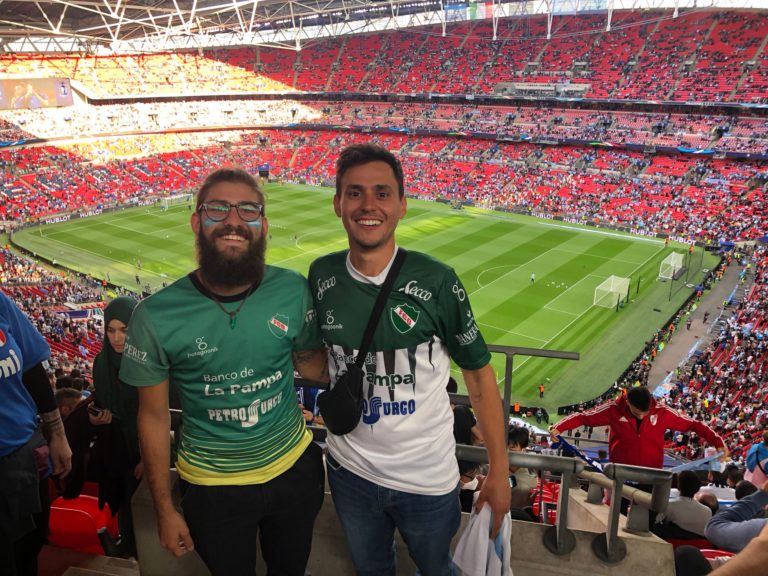Dos jóvenes piquenses con la camiseta de Ferro de Pico en el estadio de Wembley alentando Argentina