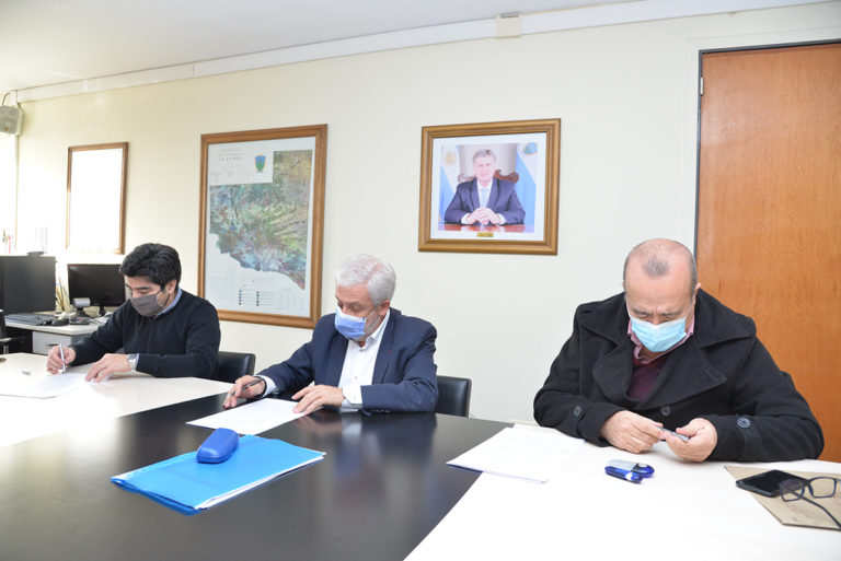 Firmaron convenio para obras de desagüe en Hilario Lagos y Arata