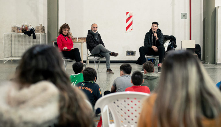 Leo Lema visitó a niños que concurren a las escuelas deportivas en “El Salvador”: “Promover estos encuentros es mostrar un camino”