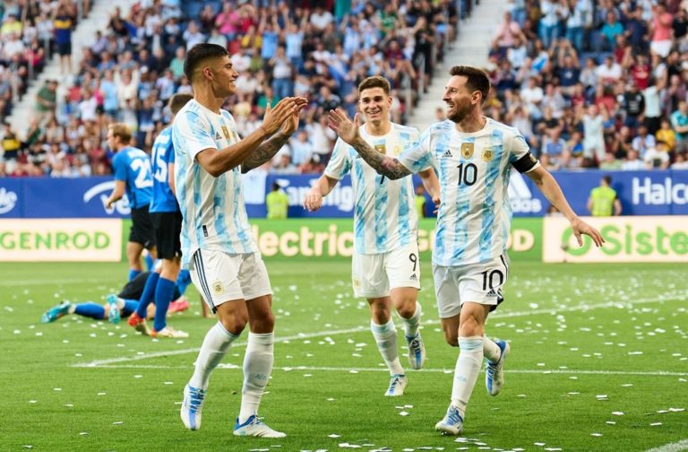 Con cinco goles de Messi, Argentina aplastó a Estonia en España