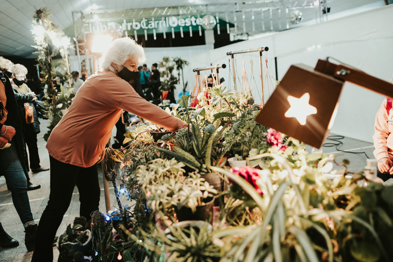Un centenar de vecinos disfrutaron de la primera edición de la “Expo Verde Otoño” en el salón de Ferro: “Tuvimos más de 40 expositores y un gran paseo de compras”