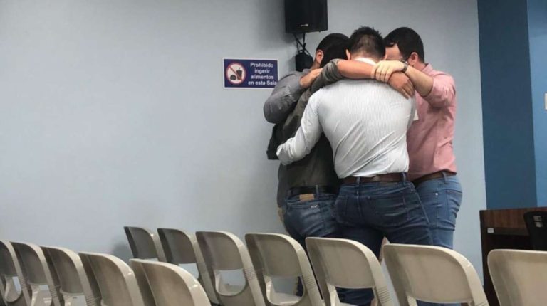 “Cuatro niños con el alma rota”: la cacería de película de un cura abusador de Costa Rica y un relato conmovedor