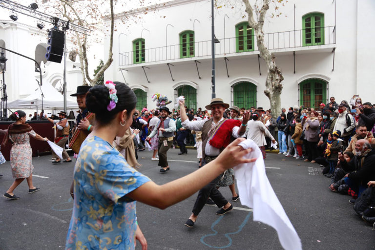 El grupo folclórico piquense “Las Voces del Chañar” participó de los festejos por el Día de la Bandera en la ciudad de Buenos Aires