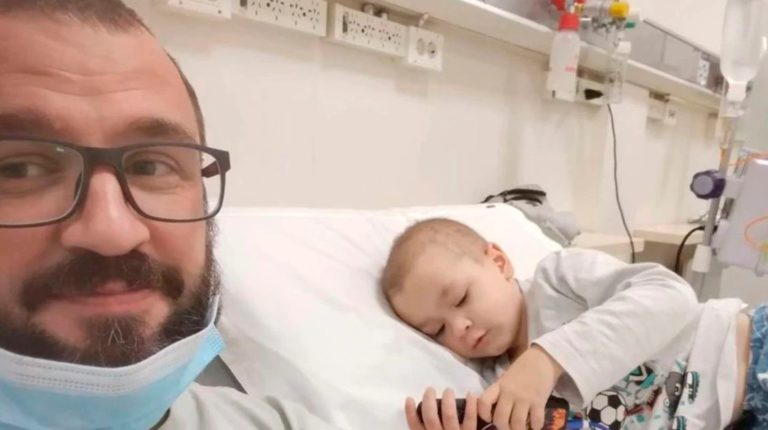 Nico tiene 5 años y es de Rosario, padece cáncer y necesita ayuda para juntar $43 millones para su tratamiento