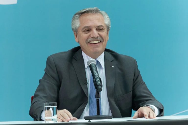 El increíble error de Alberto Fernández: confundió el nombre de una revista con el de una película porno de los 70￼