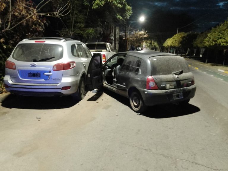 General Pico: sufrió un desperfecto en el auto y terminó chocando contra dos camionetas estacionadas
