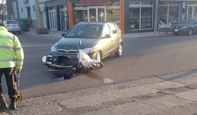 Iba a doblar y terminó chocando con una moto en calle 10 y 23: Dos menores de 15 y 16 años fueron hospitalizados