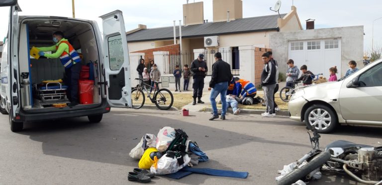 Auto y moto protagonizaron un siniestro vial en barrio Federal que dejó un hombre hospitalizado