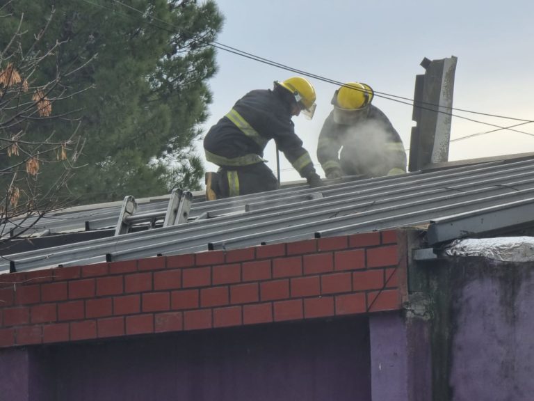 Incendio en Barrio Don Bosco: el jefe de bomberos confirmó que los daños en la vivienda afectada son considerables