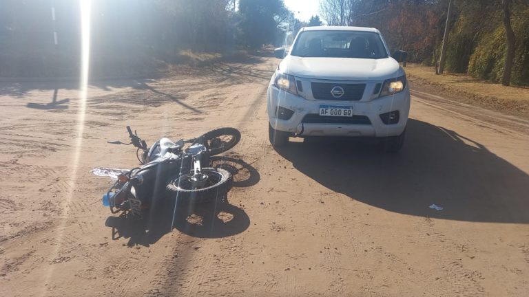 Una camioneta colisionó con un motorista de la policía  en 14 y 123