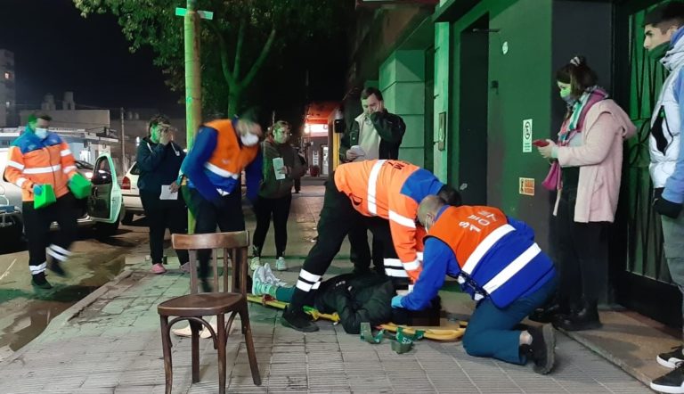 Frenó para cederle el paso a tres peatones y fue impactado desde atrás: Dos personas fueron hospitalizadas