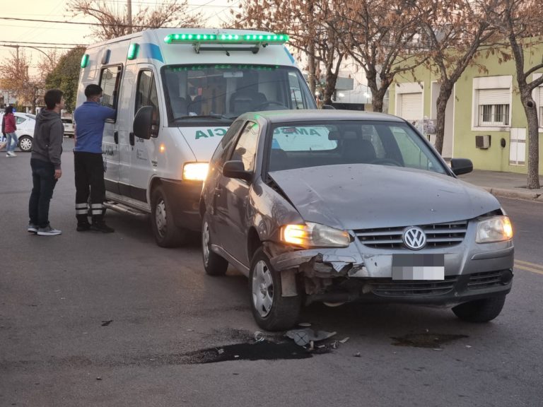 Motociclista intentó sobrepasar a un auto en calle 9 entre 106 y 108, y terminó chocando con otro vehículo: Dos personas fueron hospitalizadas