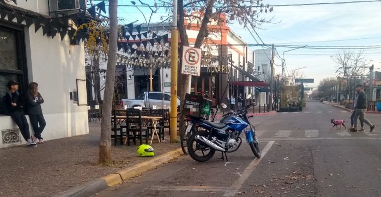Uno circulaba en moto y el otro en bicicleta en el mismo sentido y terminaron chocando en el centro: El motociclista fue trasladado al Hospital