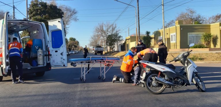 Nuevo accidente en General Pico, esta vez en calle 29 y 30: Una motociclista fue asistida tras chocar contra una camioneta