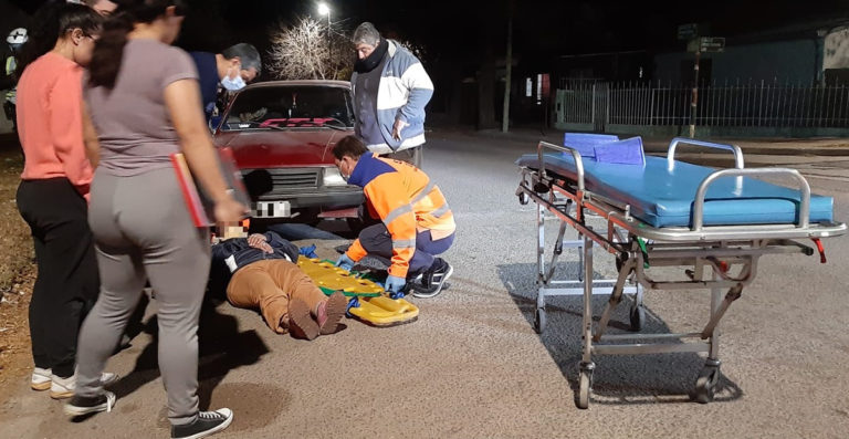 Un auto atropelló a una mujer en calle 8 y 109: Fue asistida y trasladada al Hospital